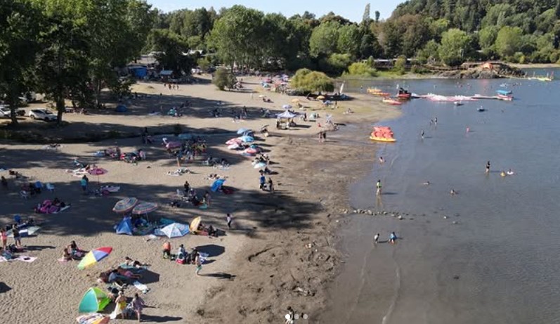 Atardeceres, ferias y terrazas en la arena: llega el Paseo Playa Chauquén.