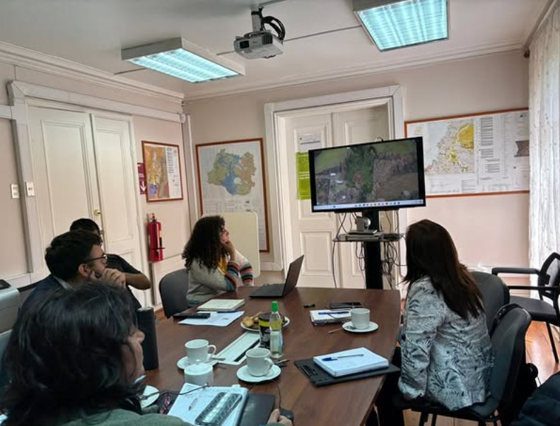 Municipalidad de Panguipulli y SERNAGEOMIN fortalecen trabajo técnico en gestión de riesgos geológica.