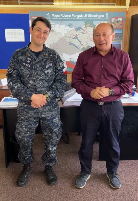 Alcalde Valdivia recibe a nuevo Capitán de Puerto y refuerzan trabajo conjunto en Panguipulli.