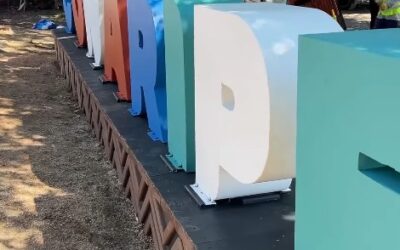 Municipio restaura letras turísticas de Coñaripe para fortalecer la imagen del balneario