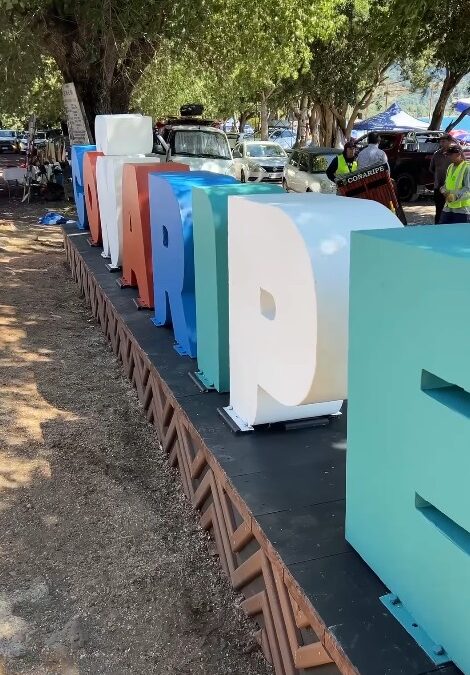 Municipio restaura letras turísticas de Coñaripe para fortalecer la imagen del balneario