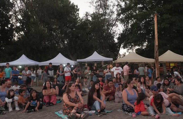 Playa Chauquén se consolida como nuevo punto de encuentro del verano con su Festival de la Voz.