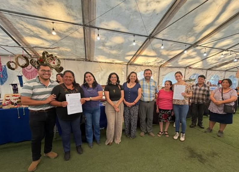 Municipalidad fortalece el desarrollo local con entrega de permisos a agrupaciones de mujeres y artesanos en Coñaripe.