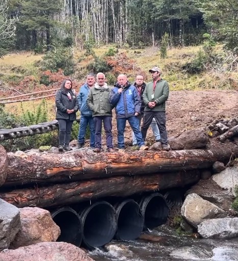 Trabajo conjunto entre municipio y vecinos permite mejorar accesos en Linoico de cara al invierno