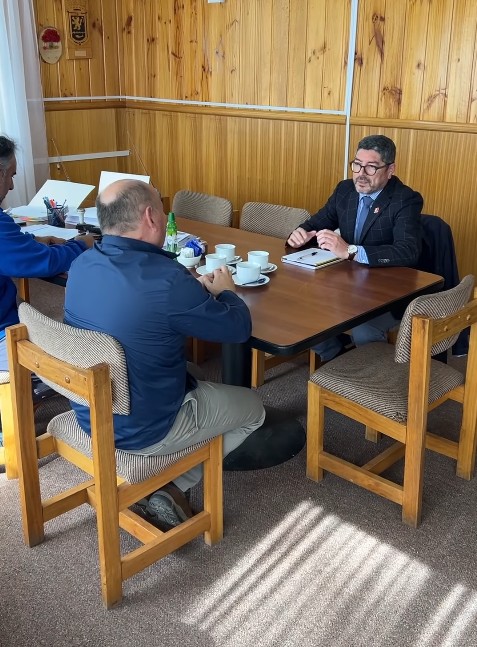 Alcalde y Seremi coordinan proyectos clave de caminos y desarrollo territorial