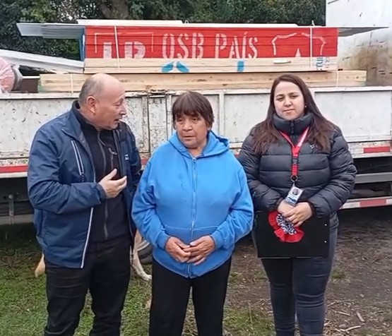 Municipalidad y comunidad de Coñaripe apoyan a familia afectada por incendio estructural