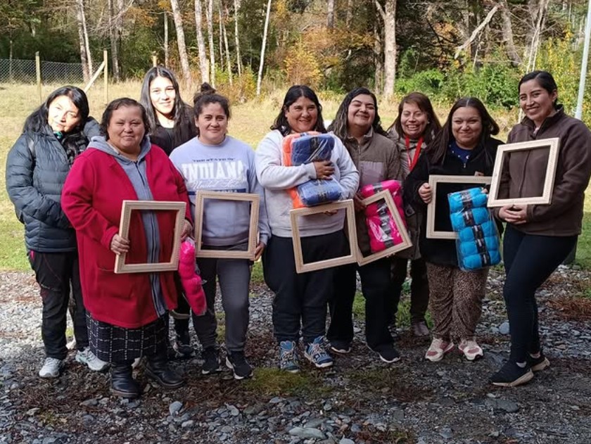 Mujeres de Pirihueico iniciaron talleres de oficios impulsados por el Departamento de la Mujer y Equidad de Género