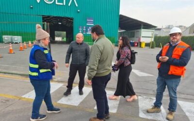 Alcalde Valdivia y director de SECPLAN visitan planta de residuos en Santiago para proyectar importante iniciativa comunal.
