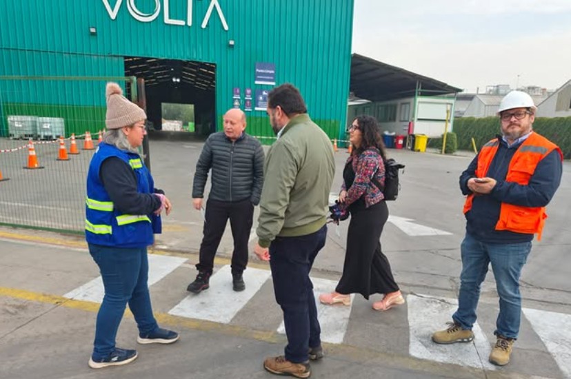 Alcalde Valdivia y director de SECPLAN visitan planta de residuos en Santiago para proyectar importante iniciativa comunal.
