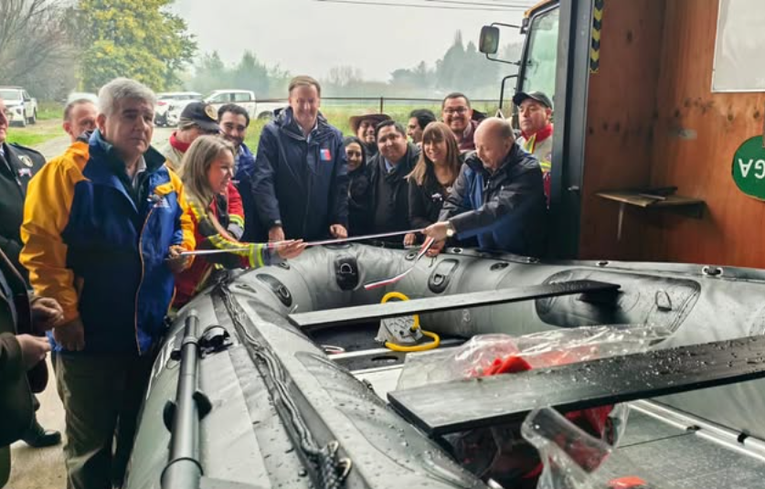 UBRO Coñaripe recibió feliz bote zódiac, motor y demás por 12 millones gestionados por el municipio