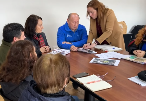 Municipalidad, MINVU y dirigentes coordinan acciones para acelerar proyecto del Comité de Vivienda Paraíso en Coñaripe