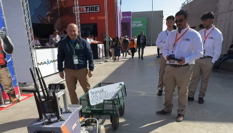 ¡Hasta los robots de EXPONOR 2026 promocionan y quieren visitar el Destino Panguipulli Sietelagos!