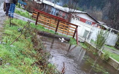 Todo el día de ayer en Neltume nuestra Municipalidad de Panguipulli estuvo limpiando el estero en calle los Pinos, evitando así inundaciones de las viviendas