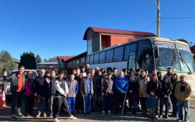 Alcalde Valdivia feliz apoyando con bus para los alumnos del Programa Alta UACH