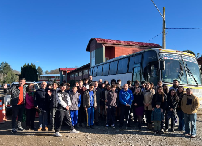 Alcalde Valdivia feliz apoyando con bus para los alumnos del Programa Alta UACH